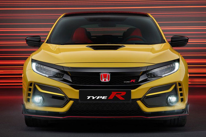 Về thiết kế, Honda Civic Type R thế hệ mới đã có một số thay đổi về ngoại hình như các đường trang trí cùng màu thân xe trên 4 hốc thoát gió giả ở cản trước/sau, lưới tản nhiệt cũng được tạo hình lại đôi chút để tăng hiệu quả làm mát động cơ.