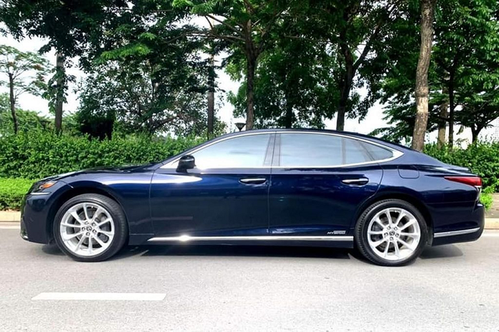 Lexus LS 500h đời 2018 sử dụng động cơ Multi Stage Hybrid System với sự kết hợp của một động cơ V6 xăng 3.5l và 2 mô-tơ điện, sản sinh công suất tổng 354 mã lực cùng thời gian tăng tốc từ 0 - 100 km/h chỉ 5,4 giây.