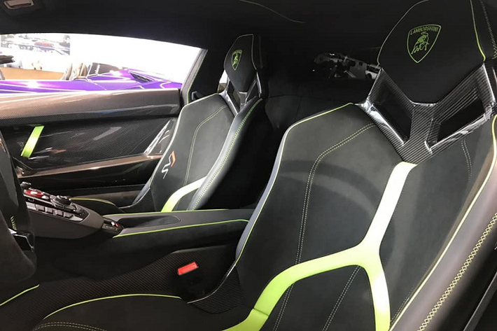 Nắp khoang động cơ trên Lamborghini Aventador SVJ đa phần sẽ trùng màu với thân xe nhưng tuỳ chọn là carbon bóng cũng sẽ được bổ sung giống chiếc Lamborghini Aventador SVJ màu Verde Ermes này và đi kèm với đó là các khe gió để làm mát khối động cơ V12 bên trong. Chưa hết, siêu xe Lamborghini Aventador SVJ còn được trang bị bộ mâm đa chấu kép riêng biệt và lốp Pirelli P Zero Corsa phát triển riêng cho siêu xe này. Trọng lượng khô của Lamborghini Aventador SVJ chỉ dừng ở con số 1.525 kg và các kỹ sư có thể tăng 40% lực ép xuống mặt đường trong khi giảm 1% hệ số lực cản không khí cho xe.