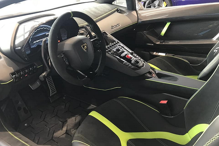 Ngoại hình của siêu xe Lamborghini Aventador LP770-4 Super Veloce Jota vẫn dựa trên thiết kế có sẵn của dòng xe Lamborghini Aventador nhưng đã cải tiến lại cho phù hợp với sức mạnh của động cơ. Điểm nhấn đầu tiên của Lamborghini Aventador SVJ chính là việc xe có bộ cản va trước và lưới tản nhiệt theo kiểu dáng bo tròn rất khác biệt so với góc cạnh mà hai hậu duệ dòng xe Lamborghini Super Veloce trước đó theo đuổi chính là Lamborghini Murcielago SV và Lamborghini Aventador SV.