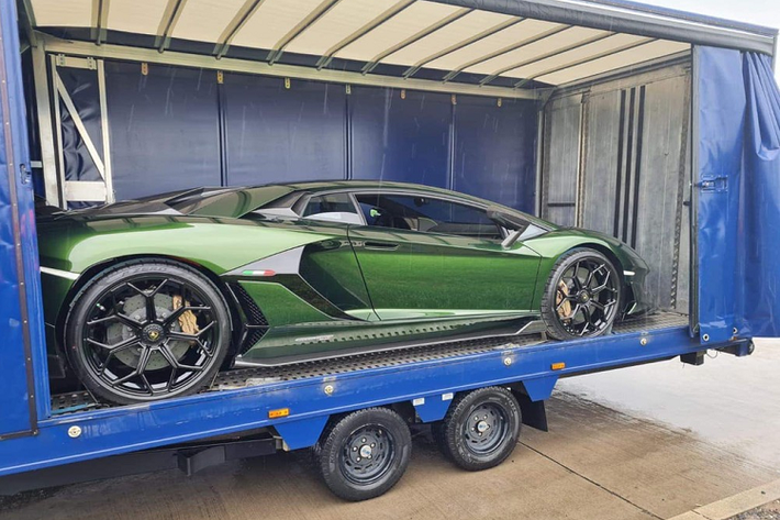 Đây sẽ là chiếc siêu xe Lamborghini Aventador SVJ Coupe hàng hiếm thứ 3 về Việt Nam ngay khi về nước nhưng sẽ không bao giờ đụng hàng so với 2 chiếc trước đó. Lý do là so với chiếc siêu xe Lamborghini Aventador SVJ đầu tiên về Việt Nam có màu xanh nhạt là Blu Glauco và chiếc siêu xe Aventador SVJ thứ 2 có màu vàng thì siêu bò SVJ Coupe thứ 3 sở hữu màu sơn xanh lục Verde Ermes.