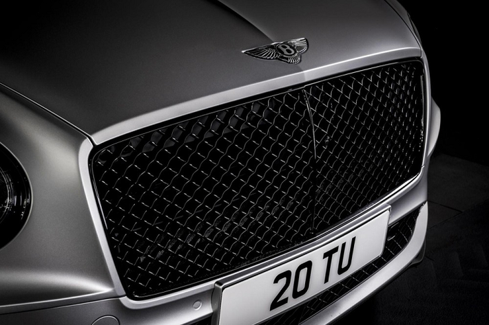 Ngoài động cơ và công nghệ, Bentley Continental GT Speed 2021 có một số đặc điểm nhận dạng riêng như lưới tản nhiệt và lưới ở hốc gió màu tối Dark Tint. Tiếp đến là cánh gió nổi bật ở đầu xe, sườn xe và đuôi xe.