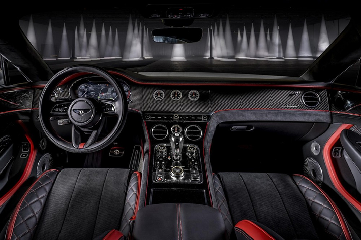 Bên trong, Bentley Continental GT Speed 2021 được trang bị nội thất bọc da và Alcantara phối 2 màu riêng, những chi tiết ốp trang trí bằng nhôm màu tối tùy chọn...