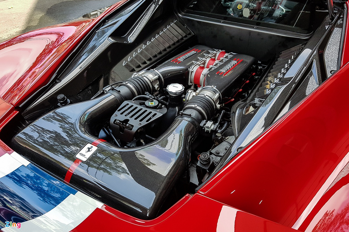 Về mặt vận hành, khối động cơ V8 hút khí tự nhiên dung tích 4.5L được tinh chỉnh lại, sản sinh công suất tối đa lên đến 605 mã lực tại vòng tua 9.000 vòng/phút, mạnh hơn 43 mã lực so với phiên bản 458 Italia tiêu chuẩn. Mô-men xoắn cực đại của xe giữ nguyên ở mức 540 Nm tại vòng tua 6.000 vòng/phút.