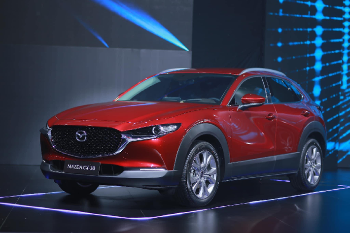 Các trang bị nổi bật trên phiên bản cao cấp của Mazda CX-3 có thể kể đến kết nối Apple CarPlay/Android Auto, ghế lái chỉnh điện tích hợp nhớ vị trí, hiển thị vận tốc trên kính lái (HUD), tay lái tích hợp lẫy chuyển số, gương chiếu hậu chống chói tự động…