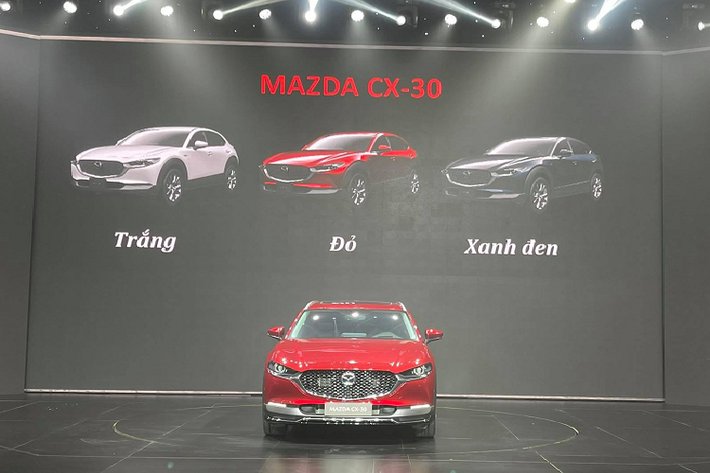 Bên trong, khoang lái của CX-3 được “bê nguyên” từ Mazda2 với bảng tablo nằm ngang có màn hình 7 inch, cụm đồng hồ tốc độ gồm cụm analog nằm giữa 2 màn hình, vô-lăng kiểu 3 chấu…