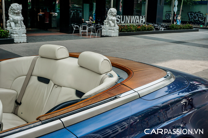 Rolls-Royce Phantom Drophead Coupe sở hữu vô-lăng 3 chấu nhỏ gọn, gợi nhớ đến chi tiết trên những mẫu xe cổ trước thập niên 2000. Cần chuyển số đặt ngay phía sau vô-lăng, cụm đồng hồ trung tâm bao gồm các đồng hồ analog và hai màn hình điện tử cỡ nhỏ hiển thị các thông tin vận hành. Hệ thống âm thanh trên xe thuộc thương hiệu Lexicon.