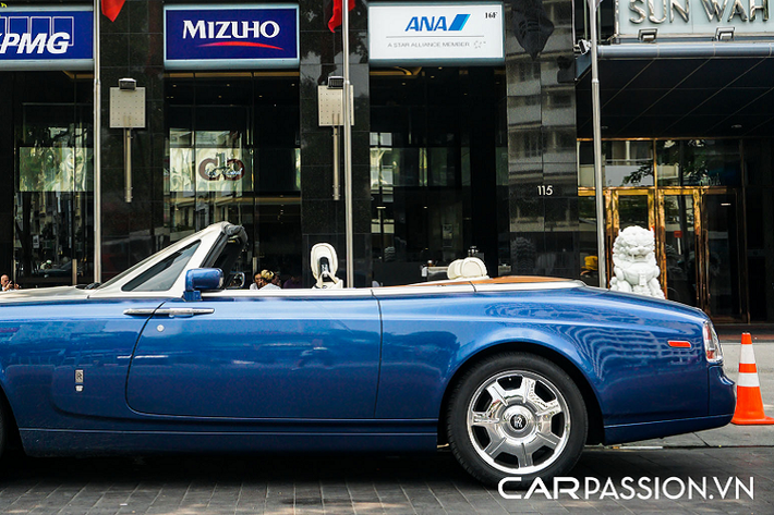 Phiên bản mui trần siêu sang này được xây dựng trên chính khung gầm của chiếc sedan Phantom và gây ấn tượng với kiểu mở cửa Suicide Door (cửa tự sát) danh tiếng. Tuy vậy, kiểu cửa Suicide Door lại khiến cho hành khách gặp bất tiện nếu muốn đóng mở bằng tay, thấu hiểu được điều này Rolls-Royce đã bổ sung thêm các nút bấm hỗ trợ đóng cửa bên trong cabin nhằm mang lại trải nghiệm đẳng cấp nhất.