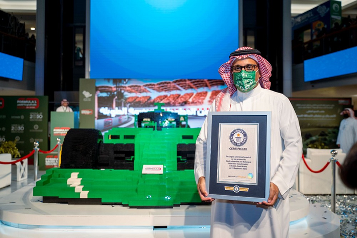 Các tay đua F1 được ước tính sẽ đạt tốc độ trung bình 250 km/h trên Jeddah Corniche, với tốc độ cao nhất vượt quá 320 km/h khi đến khúc cua số 27, do đó khiến nó thành đường đua nhanh thứ 5 trong toàn bộ mùa giải F1, trong khi có tổng chiều dài xếp thứ 2, với chiều dài vòng đua là 6,175 km. Trên hết, cuộc đua sẽ đem lại nhiều cảnh ấn tượng vì nó sẽ được tổ chức vào ban đêm, với đường đua được chiếu sáng bằng ánh sáng nhân tạo