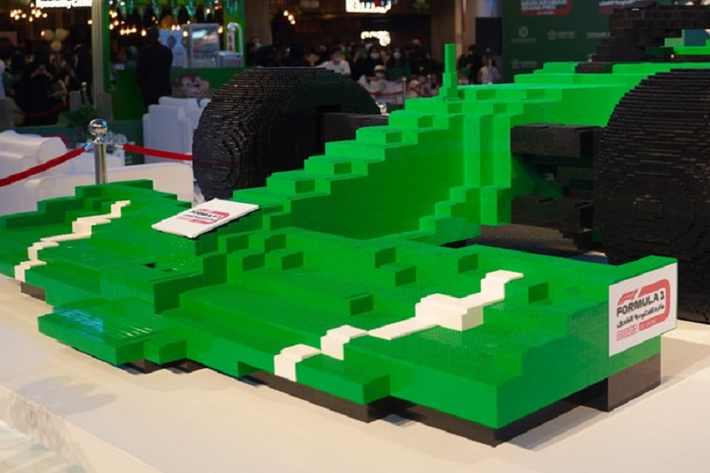 Cho tới mấy ngày trước, kỷ lục đối với xe Lego Công thức 1 lớn nhất thế giới vẫn thuộc về Ferrari khi họ sử dụng 350.000 mảnh để tạo nên một mô hình kích thước thật của chiếc xe đua vào năm 2019. Giờ đây, dựa theo Sách Kỷ lục Guinness Thế giới, kỷ lục đó đã thuộc về một nhóm người chơi Lego chuyên nghiệp, những người đã tạo nên một chiếc siêu xe đua F1 Lego kích thước thật vô cùng ấn tượng để quảng cáo giải đua F1 Grand Prix Ả Rập Xê Út mới.