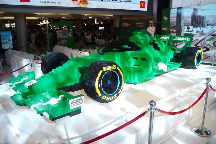 Kỷ lục xe Lego F1 lớn nhất thế giới trước đó của Ferrari đã bị đạp đổ hoàn toàn khi chiếc xe màu xanh chúng ta thấy ở đây cần tới 500.000 viên gạch Lego. Không ít cư dân Ả Rập đã tích cực tham gia vào việc lắp ráp mô hình, vì họ có thể đóng góp tiền mua những viên gạch Lego được sử dụng trong quá trình tạo nên chiếc xe đua F1, với số tiền được chuyển đến Ehsan, một quỹ từ thiện quốc gia của Ả Rập.