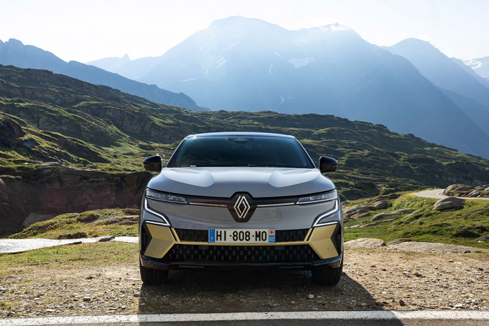 Renault Mégane E-Tech chạy điện hầu như vẫn sở hữu thiết kế tổng thể của mẫu xe Concept với những thay đổi rất nhỏ, giữ lại dáng vẻ thể thao, năng động của chiếc Crossover đặc trưng. Xe được chắp bút thiết kế dựa trên ngôn ngữ “Sensual Tech” với logo Nouvel R hiện đại.