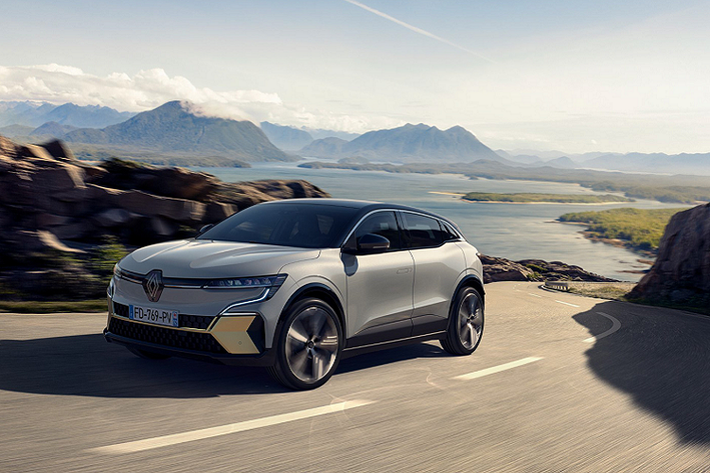 Renault Mégane E-Tech 2022 mới hầu như vẫn sở hữu thiết kế tổng thể của mẫu xe Concept với những thay đổi rất nhỏ, giữ lại dáng vẻ thể thao, năng động của chiếc Crossover đặc trưng. Xe được chắp bút thiết kế dựa trên ngôn ngữ “Sensual Tech” với logo Nouvel R hiện đại.