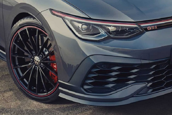 Ở phía sau, thiết kế của ốp cản được sửa đổi lại đôi chút. Volkswagen Golf 2021 đặc biệt được trang bị ống xả đôi hình tròn sơn tối màu cực hầm hố. Bên trong khoang nội thất, các thay đổi trên 45 Edition được cho là có thể bao gồm hệ thống ghế ngồi thể thao với huy hiệu “45” ngay trên tựa đầu. Với mối liên hệ của phiên bản này với lịch sử phát triển của nguyên mẫu GTI, sự xuất hiện của loại vải tartan trong khoang cabin cũng là một điều có khả năng xảy ra.