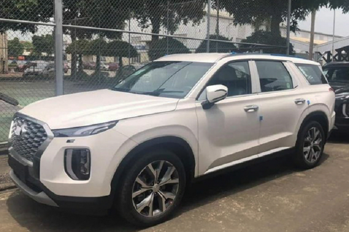Bên cạnh nhiều công nghệ tiện nghi giải trí và hỗ trợ lái như kiểm soát hành trình thông minh, điều hướng, cảnh báo phương tiện cắt ngang khi lùi (RCCA), cảnh báo người lái mất tập trung (DAW), đèn pha hỗ trợ chiếu xa - High Beam Assist (HBA), camera 360 độ và hơn nữa.