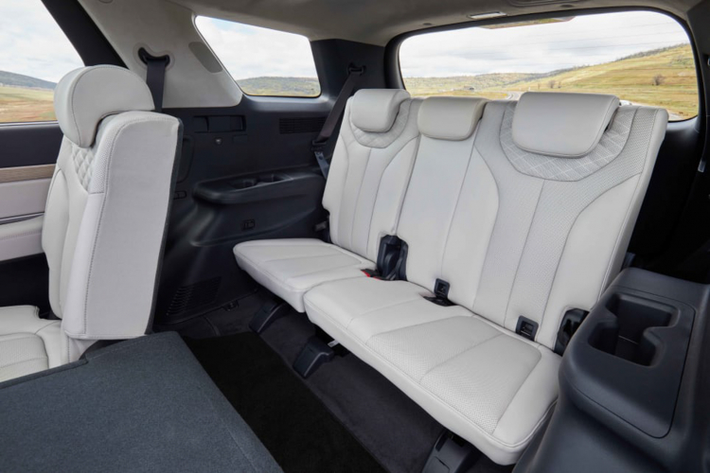 Tại Việt Nam, hiện tại đã có nhiều xe Hyundai Palisade ra biển trắng với số lượng rất ít, nếu không muốn nói là khá hiếm. Chính vì thế, sự hiện diện của Hyundai Palisade trên đường phố Việt luôn gây tò mò và nhận được nhiều sự quan tâm của khách hàng Việt, bởi dáng vóc đồ sộ và kiểu dáng thiết kế đẹp mắt của dòng xe này.