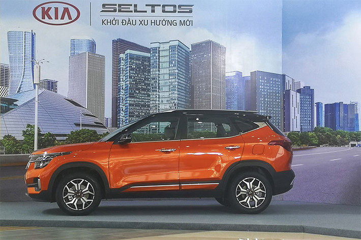 Cụ thể, Kia Seltos 1.4 Deluxe mới sẽ được nâng cấp nút bấm khởi động, bản 1.4 Luxury nội thất phối Đen - Be với ghế lái chỉnh điện, cảm biến áp suất lốp, bản 1.6 Premium thêm hệ thống lọc không khí và bản 1.3 Premium thêm cảm biến áp suất lốp, ghế chỉnh điện, hệ thống lọc không khí