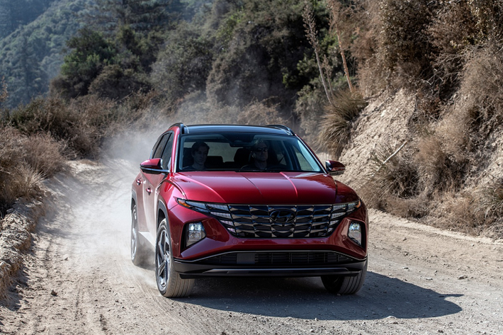 Nếu muốn chiếc xe thân thiện môi trường, khách hàng tại Mỹ có thể lựa chọn Tucson Hybrid có giá từ 29.050 USD (673 triệu đồng). Bản này gồm động cơ xăng tăng áp 1.6L kết hợp với động cơ điện, sản sinh tổng công suất 227 mã lực và mô-men xoắn 350 Nm. Đi kèm vơi động cơ là hộp số tự động 6 cấp và gói pin 1,49 kWh.