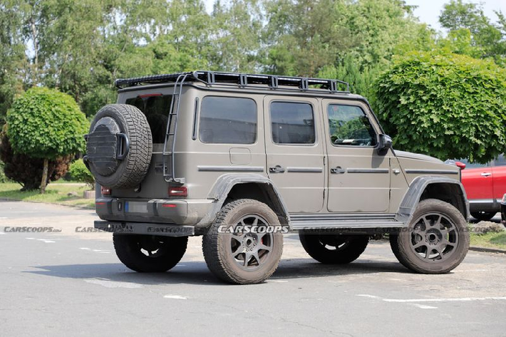 Nếu không có một vài chi tiết bọc băng keo màu đen (ở lưới tản nhiệt, bodykit) thì diện mạo chiếc SUV gần như đã hoàn chỉnh với lớp sơn ấn tượng, các đường nét thiết kế ấn tượng và bộ lốp địa hình cỡ lớn.