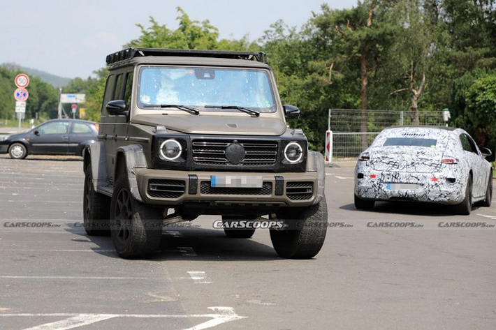 Gần đây nhất, người ta đã chụp được một nguyên mẫu xe SUV Mercedes-AMG G-Class 4×4² trong lớp sơn màu xanh quân đội. Giống như những chiếc trước đó, xe được trang bị cản trước AMG với khe gió lớn, vòm bánh xe loe rộng, lốp dự phòng và thang tích hợp ở phía sau, cùng giá nóc bằng thép.