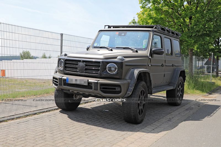 Mercedes-AMG G-Class 4×4² 2022 mới được phát hiện lần đầu vào tháng 10 năm ngoái, khi đó chiếc xe sở hữu vẻ ngoài màu đen. Một tháng sau, có thêm một nguyên mẫu nữa xuất hiện tại Nurburgring nhưng với lớp bọc màu trắng. Tới tháng 2/2021, các tay săn ảnh lại tìm thấy một chiếc G-Class 4×4² màu xanh dương khi xe đang chạy thử nghiệm trên tuyết, và sau đó lại có một chiếc khác màu cam sáng được trông thấy.