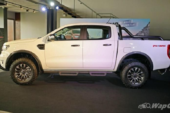 Xe cũng được trang bị bộ giảm xóc FOX để hỗ trợ thêm cho khả năng off-road và một bánh xe địa hình dự phòng cỡ lớn để đề phòng trường hợp bạn gặp sự cố trong quá trình vượt địa hình.