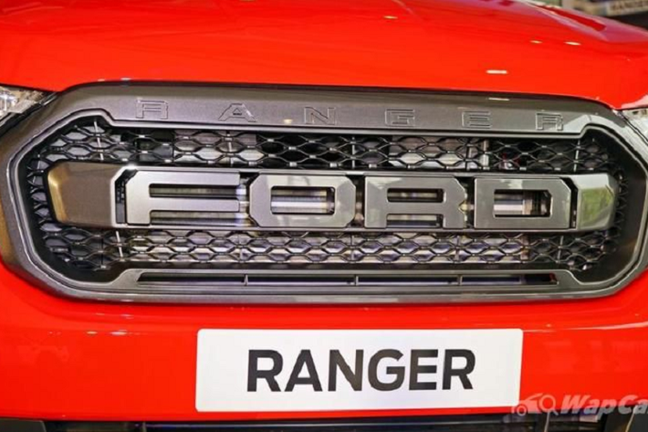 Ngoài ra, mẫu xe bán tải Ford Ranger FX4 Max mới còn có thùng xe lớn với các thanh thể thao hình ống được hoàn thiện trong màu đen mờ, các bậc cửa bằng kim loại và lốp địa hình BF Goodrich giống như Ranger Raptor.