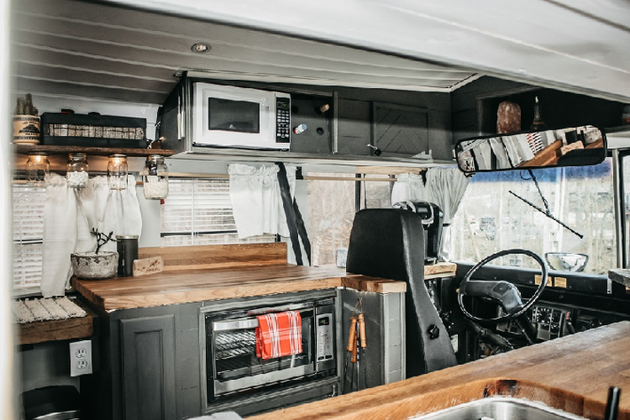 Hầu hết không gian bên trong của chiếc xe buýt được tận dụng làm nơi sinh hoạt với đầy đủ các tiện ích cần thiết của một căn nhà nhỏ, tổng diện tích sử dụng vào khoảng 20 mét vuông. Ngay phía sau ghế lái là khu vực nấu ăn với lò nướng, lò vi sóng, bồn rửa...