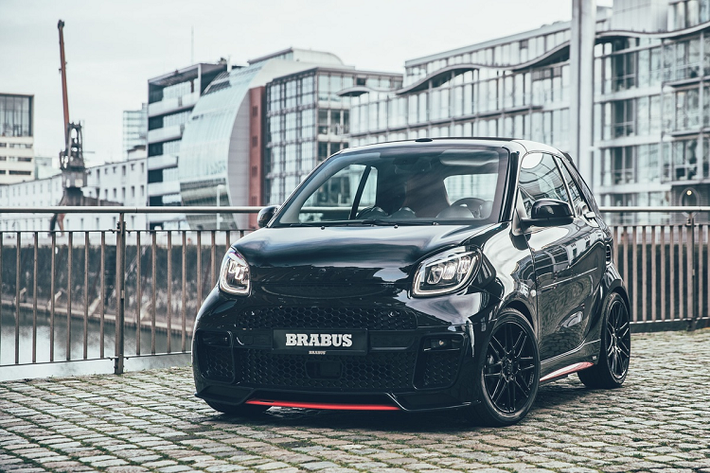 Brabus, hãng độ danh tiếng tại Đức, đã cho ra mắt mẫu xe đô thị Brabus 92R. Mẫu xe này được sản xuất với số lượng giới hạn 50 chiếc, giá xe Brabus 92R bán ra khởi điểm 46.284 euro (tương đương 1,26 tỷ đồng).