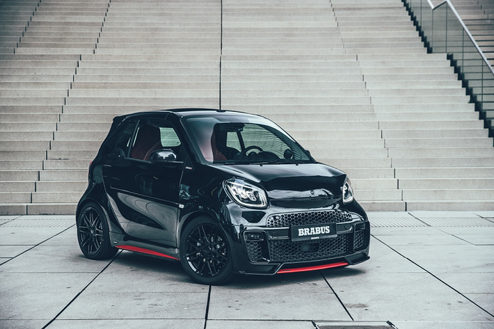 Về kiểu dáng, Brabus 9R chạy điện vẫn giữ lại gần như nguyên bản thiết kế của Smart EQ Fortwo Cabiro. Hãng chỉ bổ sung thêm bộ bodykit giúp chiếc xe trông thể thao hơn.