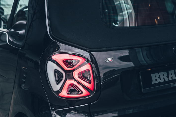 Bên cạnh đó, các kỹ thuật viên của Brabus đã phát triển bộ nâng cấp hiệu suất PowerXtra cho chiếc xe, giúp khai thác được nhiều công suất hơn trên cùng một động cơ.