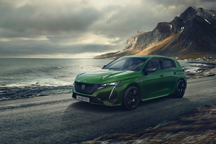 Thế hệ thứ 2 của xe Peugeot 308 hatchback đã có mặt trên thị trường được 8 năm và đã đến lúc phiên bản mới lộ diện. Được thiết kế lại hoàn toàn, đối thủ của Volkswagen Golf sở hữu phong cách trẻ trung hiện đại pha chút thể thao và đặc biệt đây là mẫu xe đầu tiên của hãng dùng logo nhận diện mới.