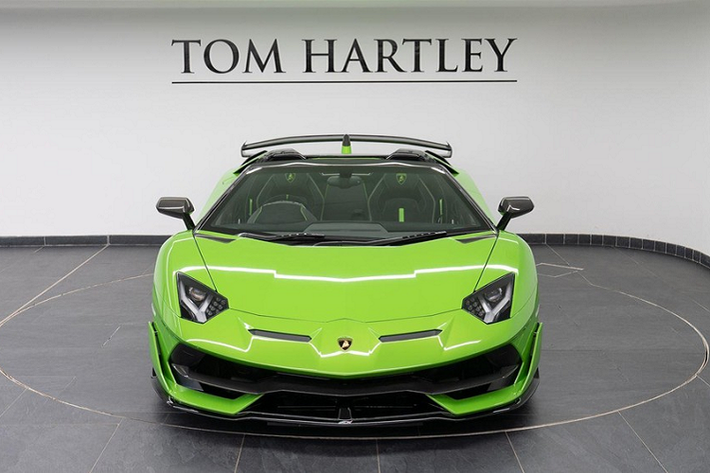 Mới đây, trên mạng xã hội lại xôn xao trước việc các siêu xe như Ferrari SF90 Stradale hay Lamborghini Aventador SVJ mui trần rục rịch được mang về nước. Tuy nhiên, nhiều người cũng chỉ ra rằng hình ảnh của chiếc xe Lamborghini Aventador SVJ Roadster màu xanh cốm tuyệt đẹp được đăng tải sẽ khó có thể xuất hiện tại Việt Nam.
