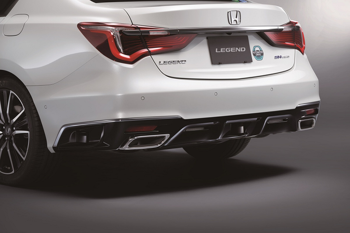 Mẫu sedan Honda Legend Hybrid EX mới này được trang bị động cơ xăng V6 3.5L, kết hợp với hộp số tự động ly hợp kép 7 cấp và hệ dẫn động 4 bánh toàn thời gian Sport Hybrid (SH-AWD). Trang bị hỗ trợ lái có trên Honda Legend gồm hỗ trợ giữ làn đường chủ động, chuyển làn chủ động, khả năng tự hành cấp độ 3.