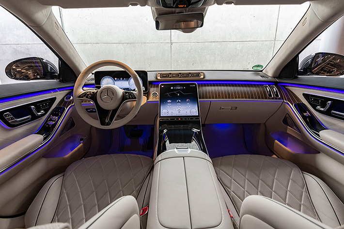 Bước sang thế hệ mới, Mercedes-Benz S-Class được nâng cấp toàn diện về thiết ngoại thất, ngoại thất nổi bật với tay nắm cửa ẩn, đèn pha và đèn hậu sắc sảo hơn trước. Trong khi nội thất hiện đại hơn khi sử dụng nhiều màn hình, các nút bấm vật lý được tối giản. So với thế hệ cũ, Mercedes-Benz S-Class thế hệ mới dài hơn 33 mm, rộng hơn 50 mm và cao hơn 10 mm.