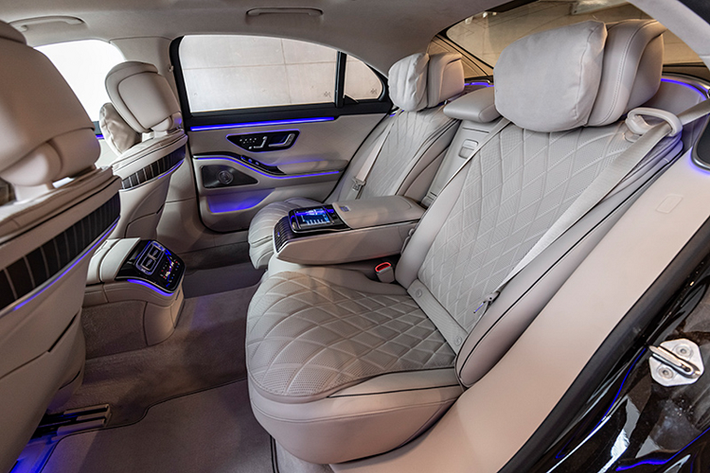 Phiên bản Mercedes-Benz S 350 d ở Thái Lan được trang bị Tiêu Chuẩn đèn pha LED MULTIBEAM, mâm AMG 20 inch đa chấu. Nội thất trang bị vô lăng đa chức bọc da Nappa, màn hình hỗ trợ lái kỹ thuật số, màn hình trung tâm OLED cỡ lớn chạy hệ thống MBUX7 mới nhất. Xe sở hữu nhiều trang bị tiện nghi cao cấp như hàng ghế sau với chức năng massage, đèn trang trí nội thất.