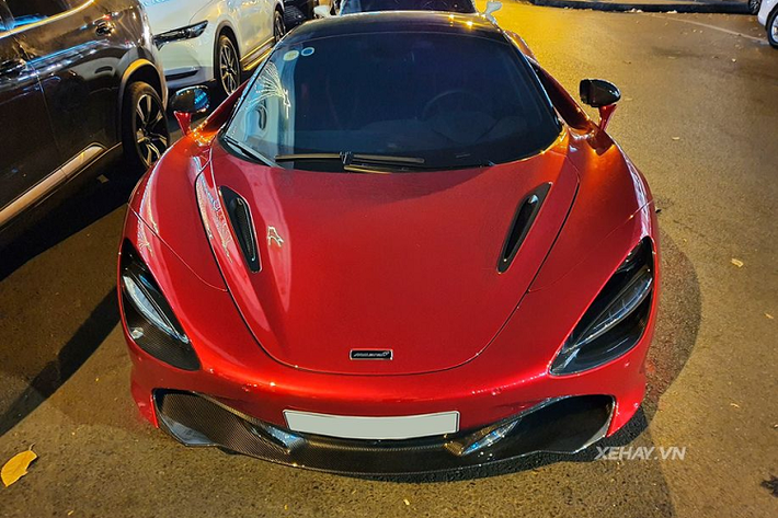 Siêu phẩm McLaren 720S Spider hàng hiếm trong bài viết được đưa về nước hồi tháng 6/2019 và sở hữu nước sơn ngoại thất màu đỏ Memphis Red vô cùng ấn tượng. Chưa hết, chiếc xe còn được chủ nhân tuỳ chọn thêm gói trang bị Performance cùng nhiều chi tiết làm từ sợi carbon như cản trước, hốc đèn pha, gương chiếu hậu, nắp khoang động cơ, hốc hút gió và cản sau...