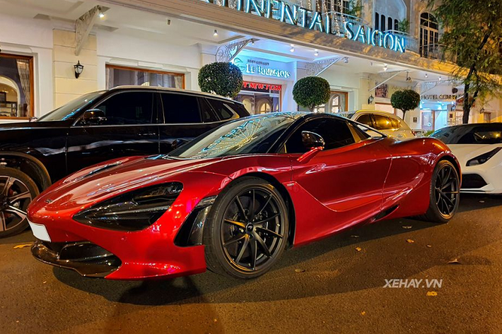 Tuy nhiên, khi phần mui xếp cứng của siêu xe mui trần McLaren 720S Spider được hạ xuống, tốc độ tối đa của xe chỉ có thể đạt vận tốc 325 km/h. McLaren 720S Spider có thể xem là chiếc siêu xe mui trần sử dụng động cơ V8 mạnh nhất trên thế giới hiện nay. Mức giá xe McLaren 720S Spider khi mới về Việt Nam khoảng hơn 23 tỷ đồng.