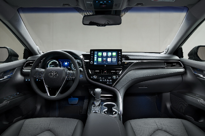 Nội thất của Toyota Camry sử dụng chất liệu da chủ yếu. Ghế được bọc da đục lỗ, mềm mại và tạo cảm giác sang trọng. Ngoài ra phần thân ghế cũng hạn chế tình trạng trượt khi lái xe. Tại Việt Nam, Toyota Camry có 2 phiên bản là 2.0G và 2.5Q, giá bán lần lượt 1,029 tỷ và 1,235 tỷ đồng.