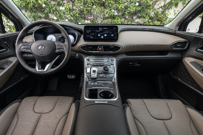 Tại Việt Nam, phiên bản Hyundai SantaFe 2021 vừa được ra mắt với những thay đổi ở ngoại hình, tiện nghi và công nghệ an toàn. Xe có 6 phiên bản, giá bán từ 1,03 tỷ đến 1,34 tỷ đồng.