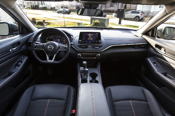 Tại Mỹ, Nissan Altima được đánh giá cao nhờ thiết kế nội thất tiện nghi và sang trọng. Các chi tiết trang trí mạ chrome và ốp gỗ cao cấp. Xe còn được trang bị hệ thống hỗ trợ lái ProPilot Assist và nhiều công nghệ an toàn tiến tiến.