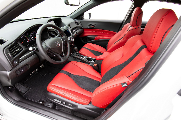 Nội thất Acura ILX cũng nổi bật không kém. Vô lăng được bọc da, ốp cửa và ghế có các đường chỉ khâu tương phản tạo vẻ thể thao. Cabin của Acura ILX cũng khá tiện nghi và cao cấp với điều hòa 2 vùng tự động, hàng ghế trước cho chức năng sưởi.