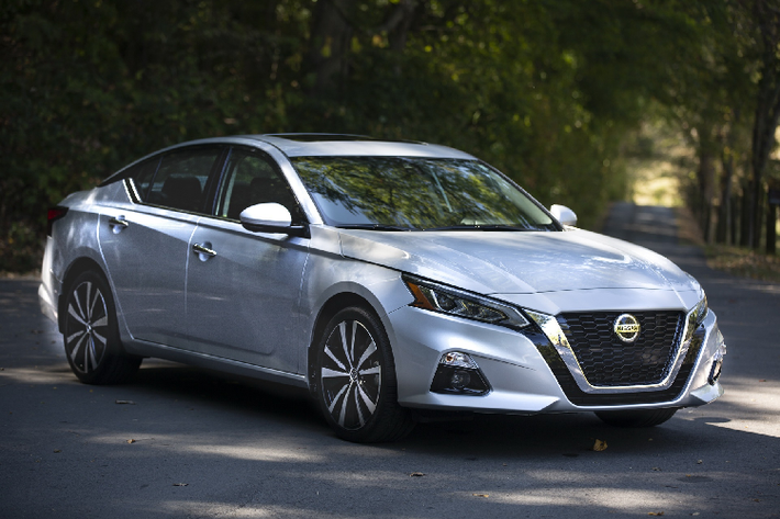 Nissan Altima: Mẫu sedan hạng D này được trang bị động cơ 2.5L tăng áp nén biến thiên đầu tiên trên thế giới, hệ dẫn động 4 bánh giúp vận hành ổn định và linh hoạt. Xe có công suất 248 mã lực và mô-men xoắn 370 Nm.
