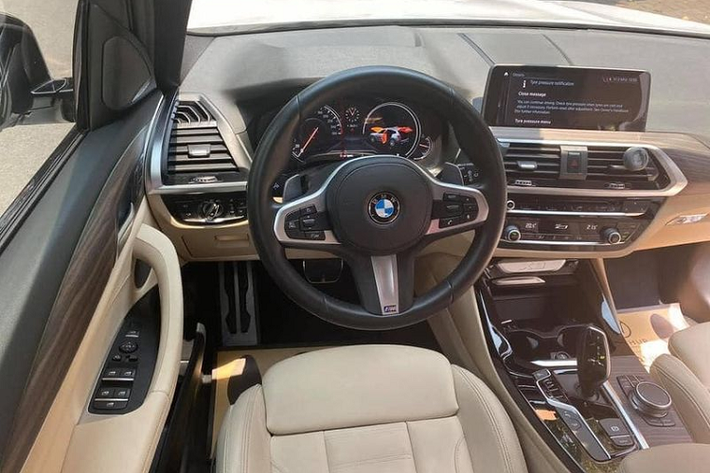 Theo thông tin người bán cung cấp, chiếc BMW X3 xDrive30i M Sport 2019 vẫn còn mới nguyên vì đại gia Phạm Trần Nhật Minh chỉ dùng xe với mục đích "trải nghiệm" chứ không chạy nhiều, thậm chí lớp nilon dán trên cụm đồng hồ phía sau vô-lăng vẫn chưa được bóc ra. Xe được sản xuất năm 2019 và có nội thất màu kem.