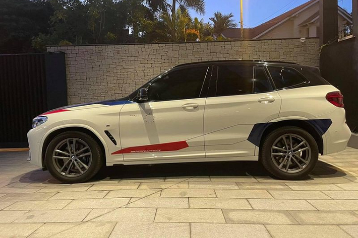 Chiếc BMW X3 này chính là một trong ba chiếc BMW mà doanh nhân Phạm Trần Nhật Minh đã mua vào tháng 12/2020. Xe thuộc phiên bản BMW xDrive30i M Sport 2020 mới và có ngoại thất màu trắng nguyên bản.