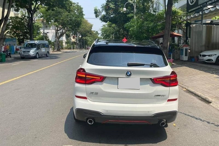 Giá xe BMW X3 xDrive30i M Sport 2020 được niêm yết chính hãng vào năm 2020 là 2,599 tỷ đồng. Như vậy với mức rao bán như hiện nay, mức giá xe BMW X3 đã qua sử dụng của đại gia MInh Nhựa chỉ "lỗ" khoảng 20 triệu đồng.