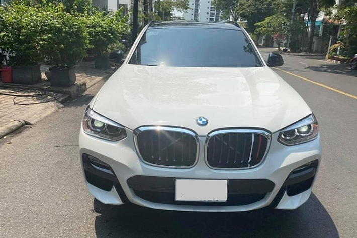 Các tính năng nội thất đáng chú ý của chiếc BMW X3 này bao gồm cụm đồng hồ dạng kỹ thuật số 12,3 inch, màn hình trung tâm có thể điều khiển bằng cử chỉ, ra lệnh bằng giọng nói, vô lăng 3 chấu thể thao và dàn âm thanh Harman Kardon 16 loa cao cấp.