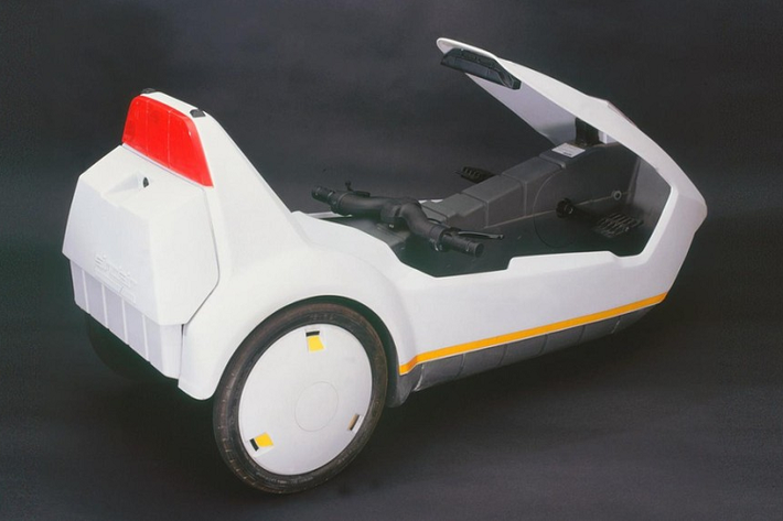 Đến năm 1983, khi công ty Sinclair Vehicles hợp tác với Hoover để thành lập một cơ sở sản xuất với một số dây chuyền sản xuất, trong ngành đã có tin đồn mạnh mẽ rằng ông Sinclair đang phát triển một chiếc xe điện. Từ “xe ô tô” đã được đề cập rất nhiều lần, đến mức mà ngay cả các nhà sản xuất ô tô lâu đời cũng bắt đầu tự hỏi liệu họ có thực sự sắp phải đối mặt với một đối thủ cạnh tranh mãnh liệt hay không.