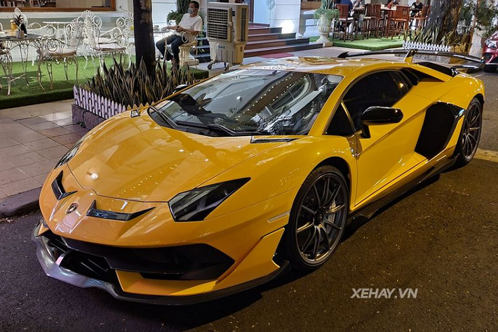 Theo giới thạo tin, giá xe Lamborghini Aventador SVJ Coupe duy nhất tại Việt Nam có dự kiến dao động trong khoảng trên 2,3 triệu USD (khoảng 53 tỷ đồng), đắt gấp vài lần so với giá xe tại Mỹ (khoảng 12 tỷ đồng).