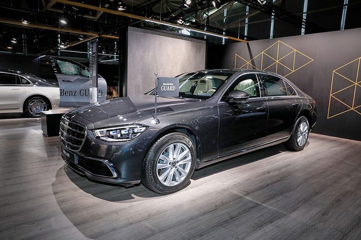 Triển lãm Ô tô Munich 2021 hiện đang diễn ra tại Đức dường như là "sân chơi" của hãng Mercedes-Benz. Tham gia sự kiện này, thương hiệu ngôi sao 3 cánh đã trưng bày dàn sản phẩm mới vô cùng hùng hậu. Một trong những mẫu xe được trưng bày ở triển lãm này là Mercedes-Benz S680 Guard 2022 mới.